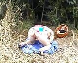मस्त जर्मन महिला अपने नम छेदों में मकई भर रही है snapshot 21