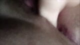 Close -up spuiten op een dildo thuis snapshot 4