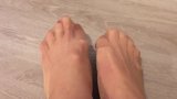 日焼けしたパンスト姿の赤い爪と足 snapshot 10