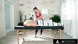 Nuru massage - massagista lésbica com tesão e coração partido, Paige Owens cavalga um pau pela primeira vez snapshot 5