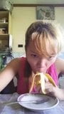 Filipijnse Bea zuigt banaan en room snapshot 4