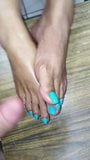 Отличный камшот над синими ногтями на ногах snapshot 2