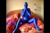 Hermosa mujer masturbándose en azul zentai snapshot 2