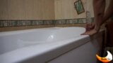 Neuken met een grote dildo in de badkamer. madamfox solo snapshot 2