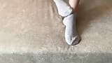 Gloria Gimson streichelt ihre sexy Füße in grauen Socken snapshot 8