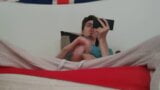 Twink szarpie swojego dużego kutasa i wytryskuje podczas oglądania porno snapshot 2