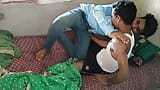 Un jeune demi-frère indien et son gros demi-frère sucent et baisent un village desi - vidéo de baise gay snapshot 11