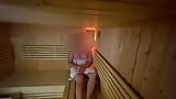 Riesiger erleichternder cumshot in der sauna, fast beim masturbieren erwischt snapshot 11