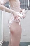 Loofah cheia de bolhas de banho - menina japonesa no calor snapshot 7