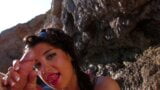 Bikini-Schätzchen mit gepiercter Muschi reitet hart am Strand snapshot 3