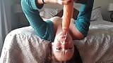 Mager meisje wordt erg nat, diep in keel een dildo snapshot 12