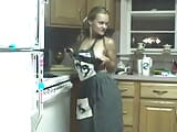 Sletterige meid prikt haar kut met keukengerei op het aanrecht snapshot 2