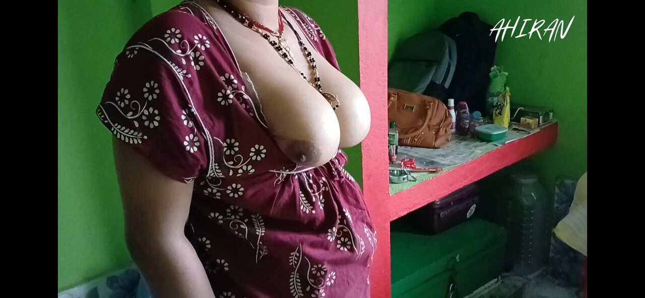 अहाना समीक्षा करती है और अपने स्तनों के साथ खेलती है।