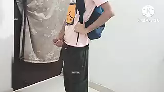 Hai sinh viên đại học vui vẻ đồng tính trong thư viện trường học ...