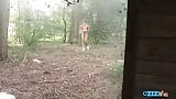 Ragazza magra scopa un paio di stalloni nella foresta snapshot 4