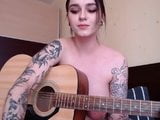 Rock chick con tette cadenti e grandi areole suona la chitarra snapshot 1