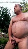 Sexy ungarischer Mann ist so geil im Garten! snapshot 5