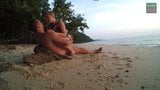 Sexo na praia com uma jovem loira snapshot 10