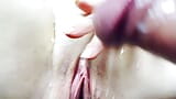 Riassetto e rasatura. Orgasmo della figa rasata in primo piano. snapshot 18