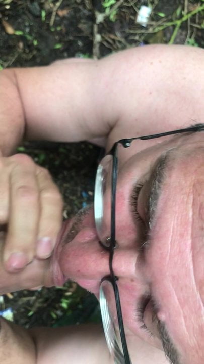 Je suce un mec dans un bois