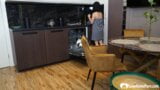 Домохозяйка делает минет на кухне snapshot 1
