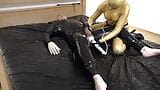 Latex, Latex, erster Strapon und Penis-Massage. Komplettes Video snapshot 20