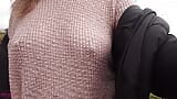 Procházka prsy: chůze bez podprsenky v růžovém průhledným pleteným svetru snapshot 8