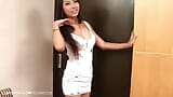 Adolescente morena ladyboy en vestido blanco se quita el sujetador rosa y snapshot 2