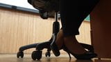 Müde Strumpfhosen-Lehrerin spielt mit High Heels snapshot 1