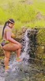 Topless Zuid -Afrikaanse met enorme buitdouches in waterval snapshot 1