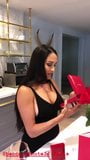 Nikki Bella in abito nero sexy, bella scollatura snapshot 3