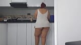 Mi masturbo guardando il grosso culo della mia matrigna in cucina snapshot 4