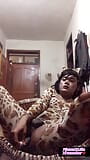 Crossdresser indo leopard sexy traje de masturbación snapshot 7