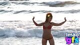 完璧な胸とお尻を見せつけるセクシーなポール-ランジェリービーチ snapshot 2