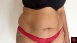 Vrouw met grote borsten, navel, grote kont - tieten in beha drukken snapshot 6