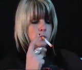 Fumando chica en cuero snapshot 1