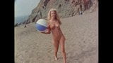 裸の幸せな女の子のビーチボール snapshot 5