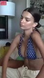 Emily Ratajkowski em um top de biquíni, com amigo,, 7-7-2018 snapshot 2