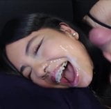 Asyalı kadın diş telleri ile yüz alır snapshot 4