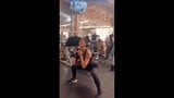 Nicole Scherzinger sexy Training in engem schwarzem Outfit im Fitnessstudio snapshot 1