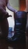 Cumming en botas de montar de cuero snapshot 5