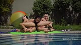 Drei sexy russische lesben machen anal-masturbation und lecken muschi in der nähe von schwimmbad snapshot 5