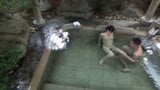 Un certain nombre de vidéos capturées par une caméra dans un bain mixte snapshot 10