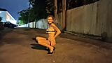 Jonge stripperkat met lange benen loopt naakt op hoge hakken over straat! snapshot 5