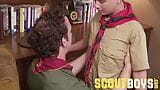 Heiße gemeißelte Scoutmasterin verführt, fickt einen glatten Twink, roh snapshot 5