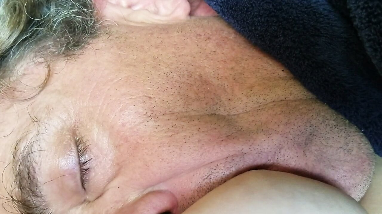 La ragazza allatta al seno un papà