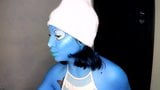 Грудастая Smurfette сосет и лижет ее синие соски snapshot 4