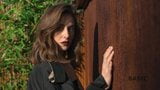 Alison Brie - einfaches Magazin-Fotoshooting snapshot 2