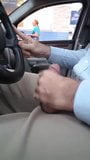Une rouquine au ralenti exhibe sa bite dans une voiture snapshot 7