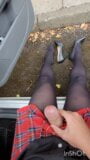 Crossdresser di rok tartan, celana ketat buram dan tumit memainkan dan mani muncrat di depan umum snapshot 13